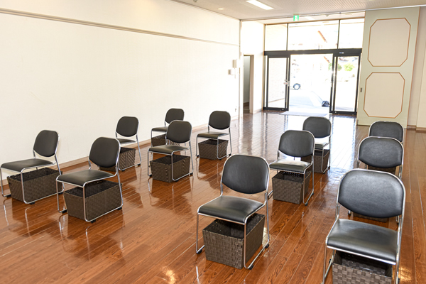 座席の間隔をあけています